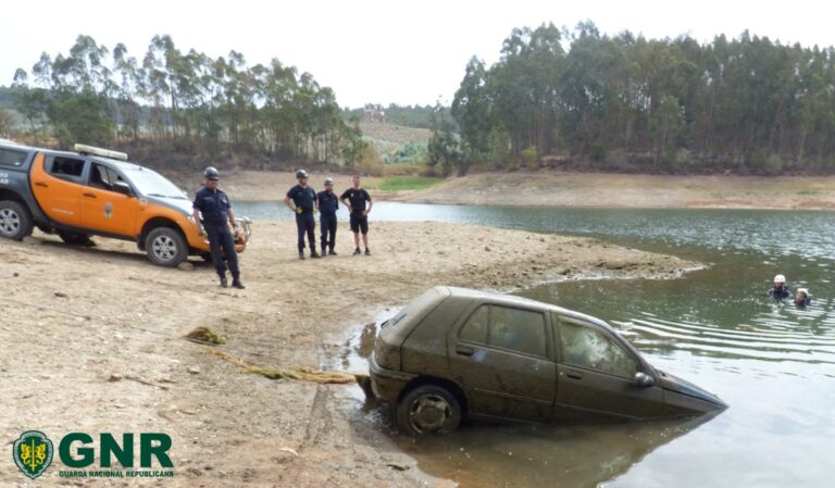 GNR recuperação viatura furtada que se encontrava submersa na Barragem do Carril